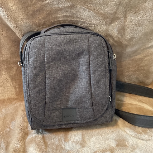 Pacsafe - Picture 1 of 6